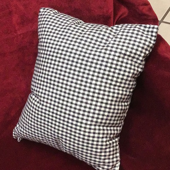 HAND MADE FANCIFUL BLK & WHITE PILLOW NWOT - Picture 4 of 4